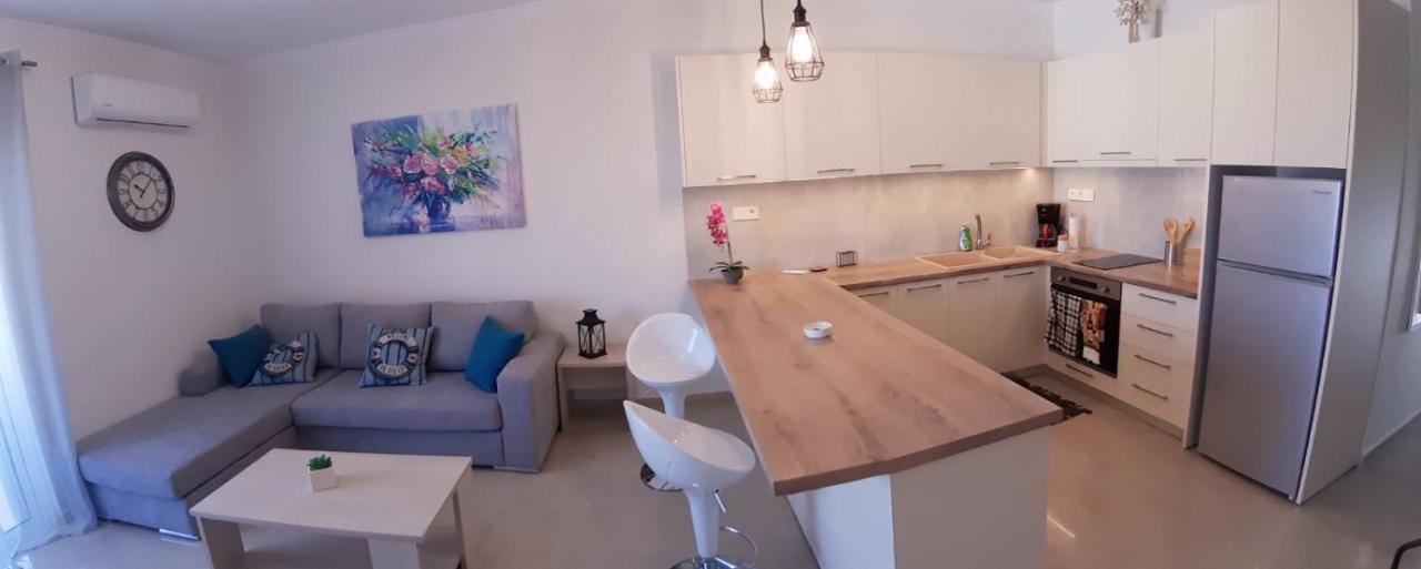 Central Apartment Near The Beach With Huge Private Terrace Loutráki Extérieur photo